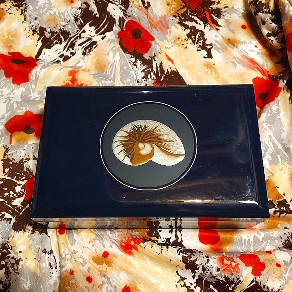 Vintage lacquered Nautilus jewelry ~ music box from Japan